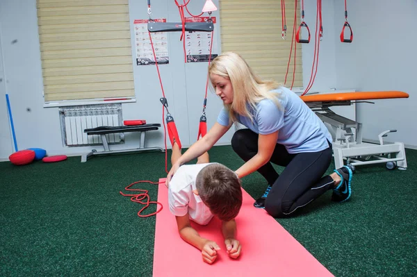 VINNITSA, UKRAINE, 25 Eylül 2017: Omurga Rehabilitasyon Merkezi hastalarıyla çalış. Editör imajı.