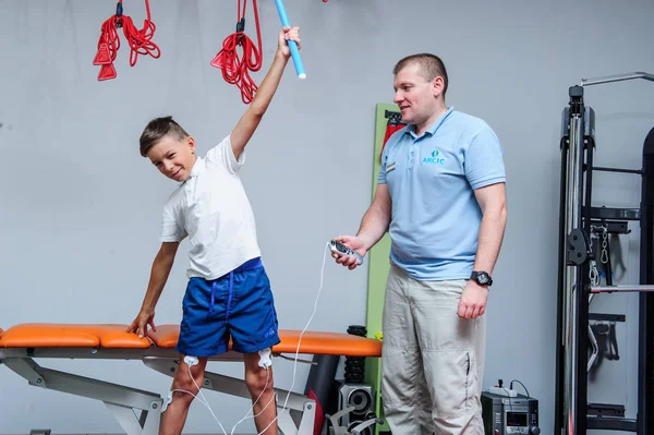 VINNITSA, UKRAINE, 25 Eylül 2017: Omurga Rehabilitasyon Merkezi hastalarıyla çalış. Editör imajı.