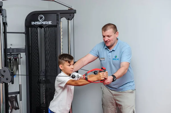 VINNITSA, UKRAINE, 25 Eylül 2017: Omurga Rehabilitasyon Merkezi hastalarıyla çalış. Editör imajı.