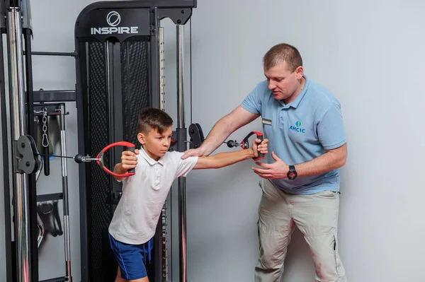 VINNITSA, UKRAINE, 25 Eylül 2017: Omurga Rehabilitasyon Merkezi hastalarıyla çalış. Editör imajı.