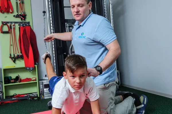 Arbeta med patienterna på ryggraden reabilitation center — Stockfoto