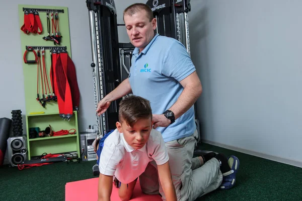 Arbeta med patienterna på ryggraden reabilitation center — Stockfoto