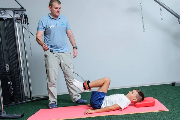 VINNITSA, UKRAINE, 25 Eylül 2017: Omurga Rehabilitasyon Merkezi hastalarıyla çalış. Editör imajı.