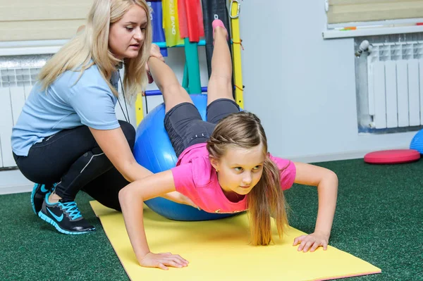 Pozitif gebelik testi tutan genç Arap kadın. 