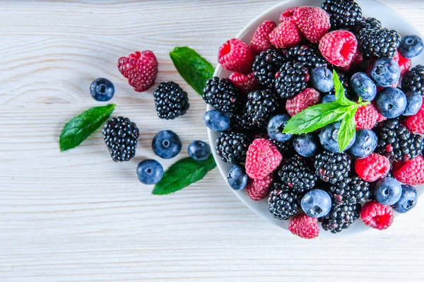 Çeşitli taze yaz çilek, böğürtlen, ahududu ve siyah çilek.