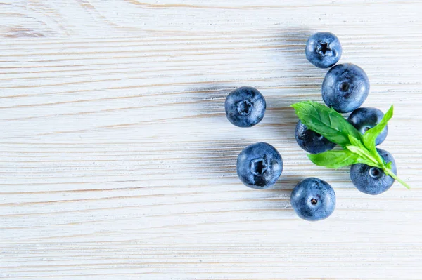 Blueberries with leaves in white background — Stock Photo, Image