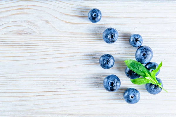 Blueberries with leaves in white background — Stock Photo, Image