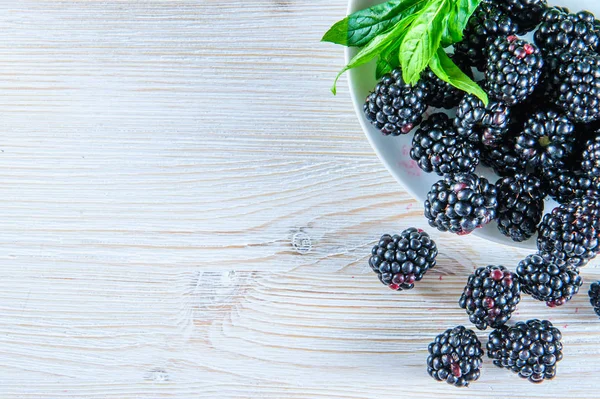 Blackberry with green leaf isolated on white — Stock Photo, Image