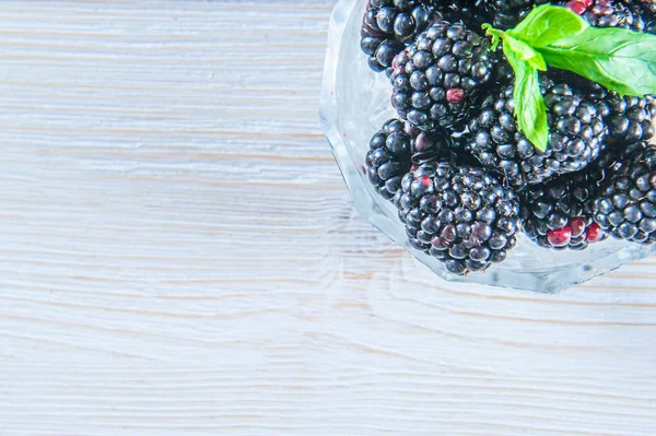 BlackBerry ile üzerine beyaz izole yaprak yeşil