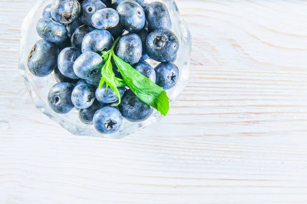 Beyaz arka planda yaprakları ile yaban mersini.