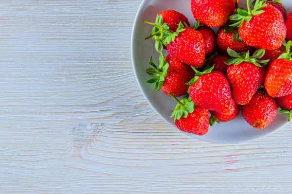 Eski ahşap beyaz zemin üzerine taze çilek.