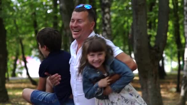 Père avec des enfants s'amuser  . — Video