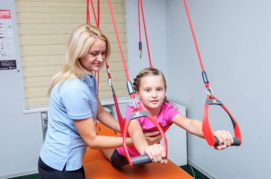 Omurga reabilitation centereditorial görüntü hasta ile çalışmak. Editoryal görüntü.