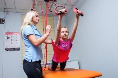 Omurga reabilitation centereditorial görüntü hasta ile çalışmak. Editoryal görüntü.