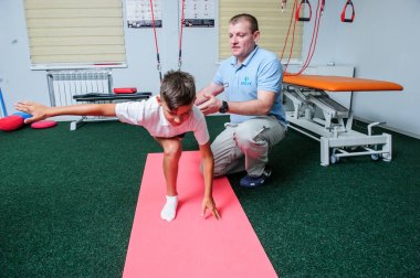 Omurga reabilitation centereditorial görüntü hasta ile çalışmak. Editoryal görüntü.