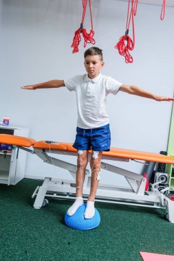 Omurga reabilitation centereditorial görüntü hasta ile çalışmak. Editoryal görüntü.