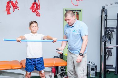 Omurga reabilitation centereditorial görüntü hasta ile çalışmak. Editoryal görüntü.