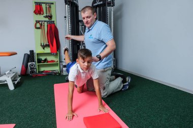 Omurga reabilitation centereditorial görüntü hasta ile çalışmak. Editoryal görüntü.