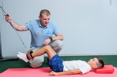 Omurga reabilitation centereditorial görüntü hasta ile çalışmak. Editoryal görüntü.