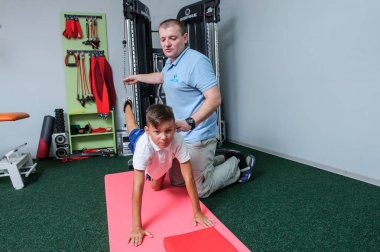 Omurga reabilitation centereditorial görüntü hasta ile çalışmak. Editoryal görüntü.