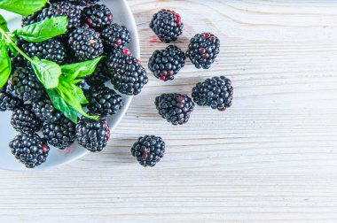 taze olgun böğürtlen