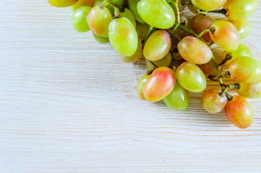 Üzüm yemeye hazır ahşap masa üzerinde demet, 