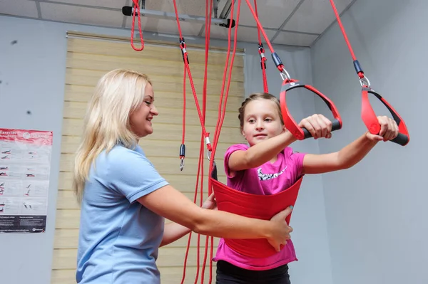 Omurga reabilitation centereditorial görüntü hasta ile çalışmak. Editoryal görüntü.