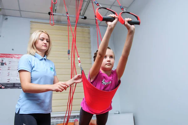 Práce s pacienty páteře reabilitation centereditorial obrazu. Redakční obrázek. — Stock fotografie