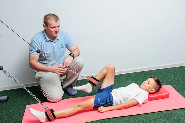 Omurga reabilitation centereditorial görüntü hasta ile çalışmak. Editoryal görüntü.