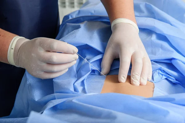 Travailler avec les patients du centre de réadaptation de la colonne vertébrale . — Photo