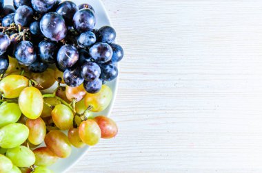 Üzüm yemeye hazır ahşap masa üzerinde demet, 