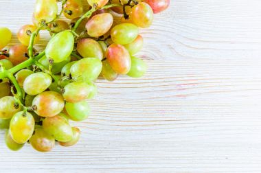Üzüm yemeye hazır ahşap masa üzerinde demet, 