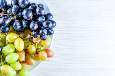 Üzüm yemeye hazır ahşap masa üzerinde demet, 