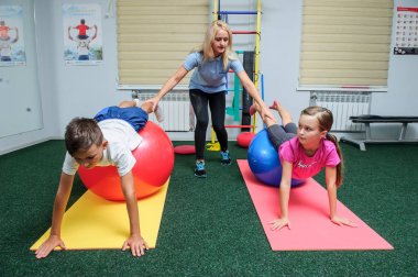 :Omurga reabilitation Merkezi hasta ile çalışmak. Editoryal görüntü.