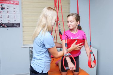 :Omurga reabilitation Merkezi hasta ile çalışmak. Editoryal görüntü.