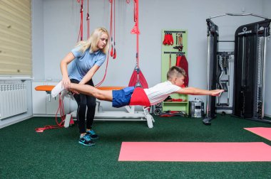 VINNITSA, UKRAINE, 25 Eylül 2017: Omurga Rehabilitasyon Merkezi İmajı hastaları ile birlikte çalışın.