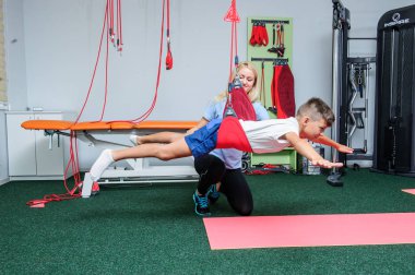 VINNITSA, UKRAINE, 25 Eylül 2017: Omurga Rehabilitasyon Merkezi İmajı hastaları ile birlikte çalışın.