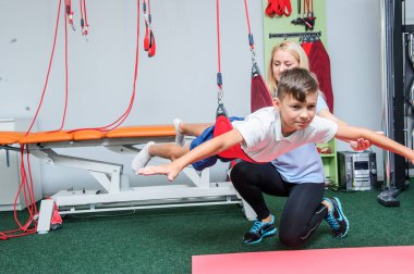 VINNITSA, UKRAINE, 25 Eylül 2017: Omurga reabilitasyon merkezi görüntüleme hastalarıyla çalış. Editör imajı.