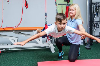 VINNITSA, UKRAINE, 25 Eylül 2017: Omurga reabilitasyon merkezi görüntüleme hastalarıyla çalış. Editör imajı.