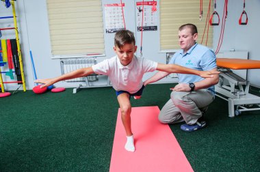 :Omurga reabilitation Merkezi hasta ile çalışmak. Editoryal görüntü.