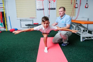 :Omurga reabilitation Merkezi hasta ile çalışmak. Editoryal görüntü.