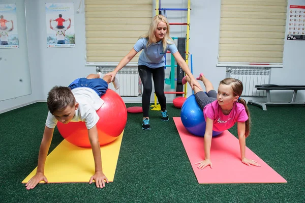 :Omurga reabilitation Merkezi hasta ile çalışmak. Editoryal görüntü.