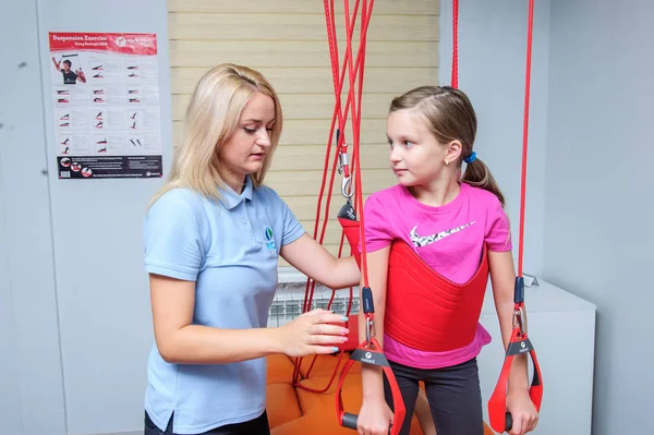 :Omurga reabilitation Merkezi hasta ile çalışmak. Editoryal görüntü.