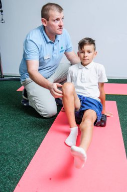 VINNITSA, UKRAINE, 25 Eylül 2017: Omurga Rehabilitasyon Merkezi İmajı hastaları ile birlikte çalışın.