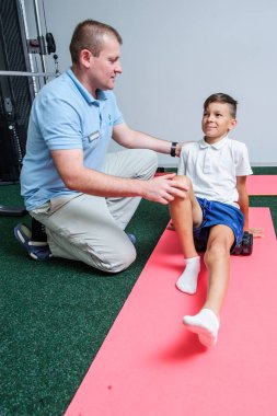 VINNITSA, UKRAINE, 25 Eylül 2017: Omurga Rehabilitasyon Merkezi İmajı hastaları ile birlikte çalışın.