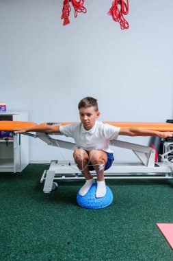 VINNITSA, UKRAINE, 25 Eylül 2017: Omurga Rehabilitasyon Merkezi İmajı hastaları ile birlikte çalışın.