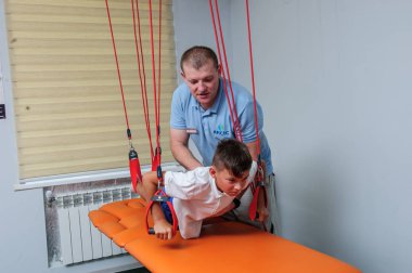 VINNITSA, UKRAINE, 25 Eylül 2017: Omurga Rehabilitasyon Merkezi İmajı hastaları ile birlikte çalışın.