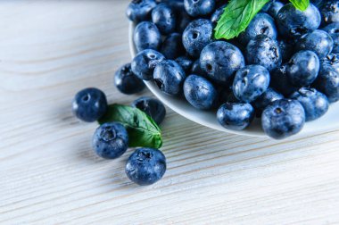 Beyaz arka planda yaprakları ile yaban mersini