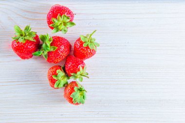 tablo üzerinde çilek.