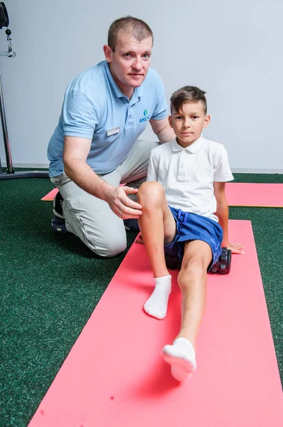 VINNITSA, UKRAINE, 25 Eylül 2017: Omurga reabilitasyon merkezi görüntüleme hastalarıyla çalış. Editör imajı.